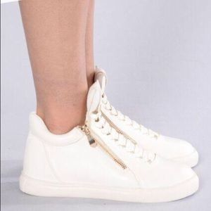 Gold Zip Sneakers- White✨🤍